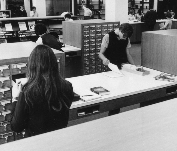 1970s students on main floor of the University of Illinois Library